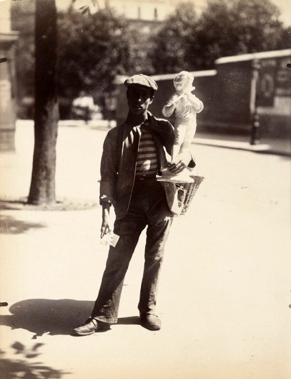 Marchand de figurines, Atget, 1899.
